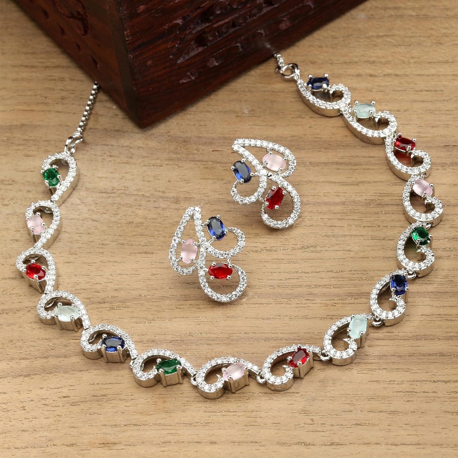 

Колье с родиевым покрытием, инкрустированное белыми кубическими циркониями серебристого тона и американскими бриллиантами, и серьги-капли Onesize серебряный