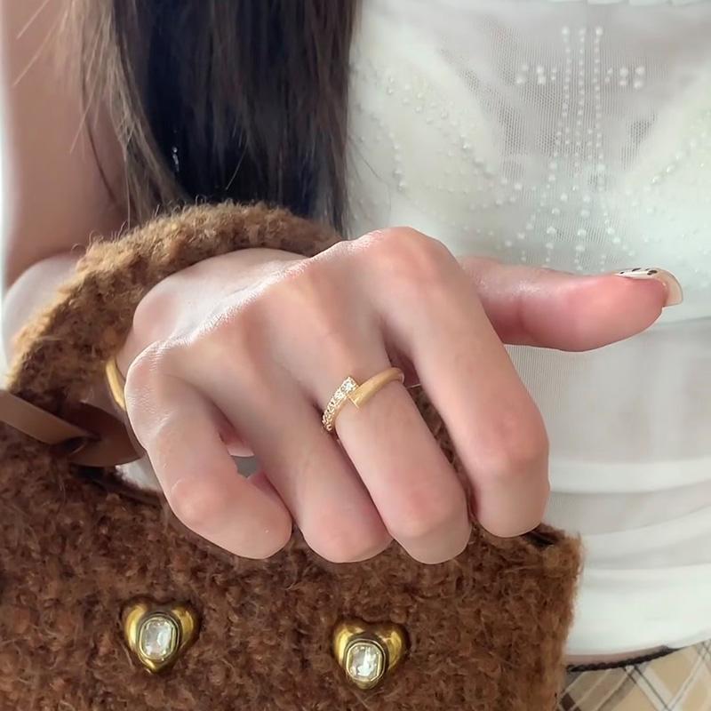 Inel de aur strălucitor cu pietre pentru femei, inel geometric eșalonat cu zirconiu de cupru, inel de desenare a sârmei metalice de culoare aurie, accesorii de bijuterii zilnice