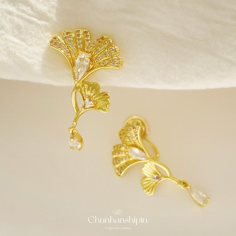 

French ginkgo biloba zircon earrings, mosquito coil disc, ear clips without holes, high-end long light luxury earrings, women s fashion temperament