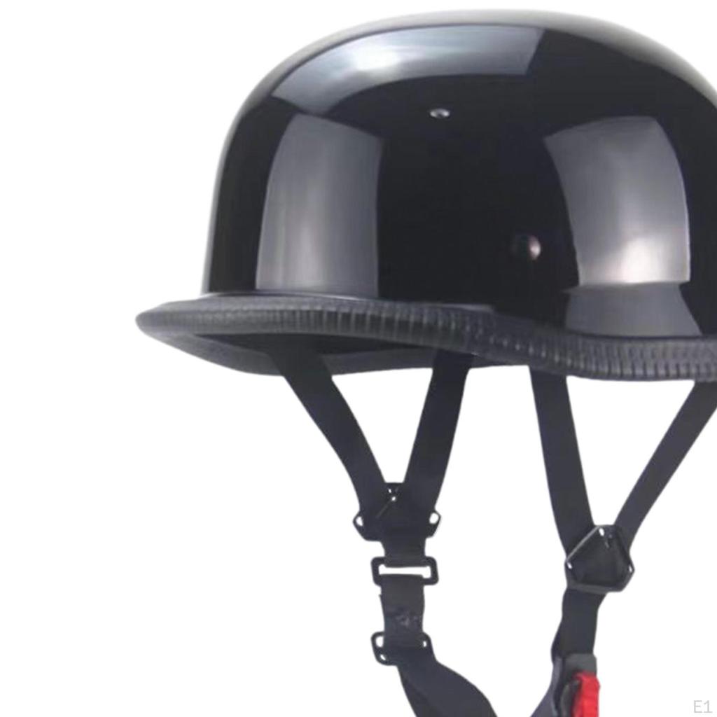 Motocyklová polopřilba s otevřenou skořepinou pro dojíždění na chopper motorce