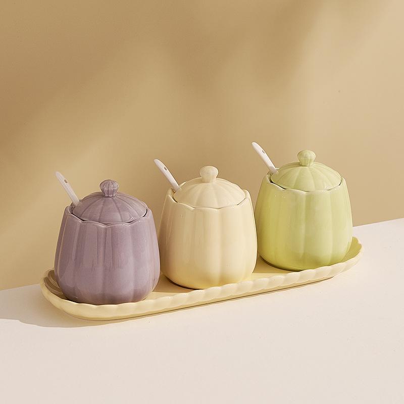 

Набор керамических банок для специй: Стильный кремовый дизайн в трехцветном сочетании для кухонных принадлежностей.