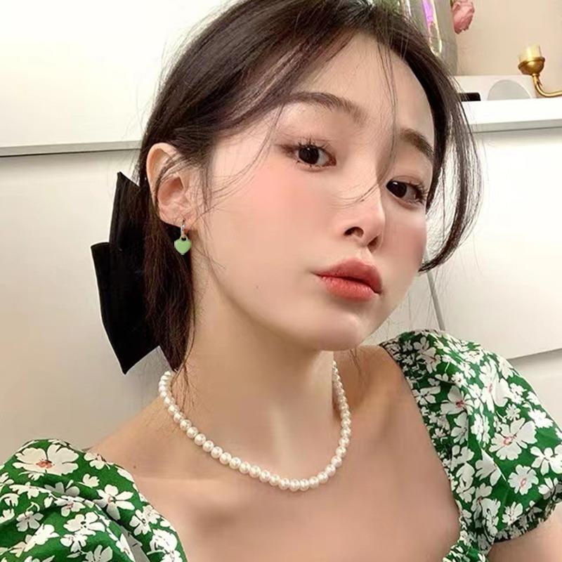 Simple Design White Enamel Heart Shaped Hoop Earrings For Women Elegant Sense Love Heart Gold Color Hoop Earring Jewelry