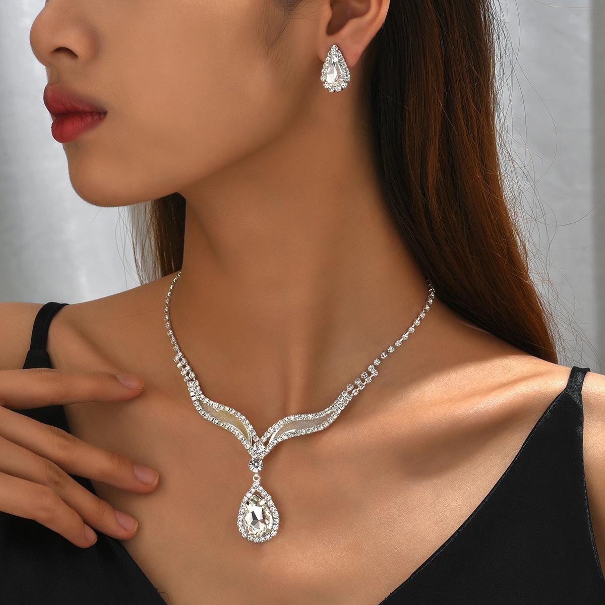 

Niche Light Luxury High-End Zircon Fringed Necklace Retro Temperament Collarbone Chain Fashion Jewelry