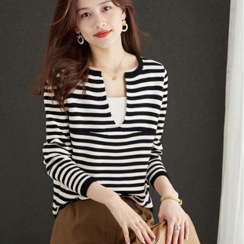 For The Beginning of Spring, Wear A Two-piece Knitted Sweater with A V-neck and Long-sleeved Top for Women