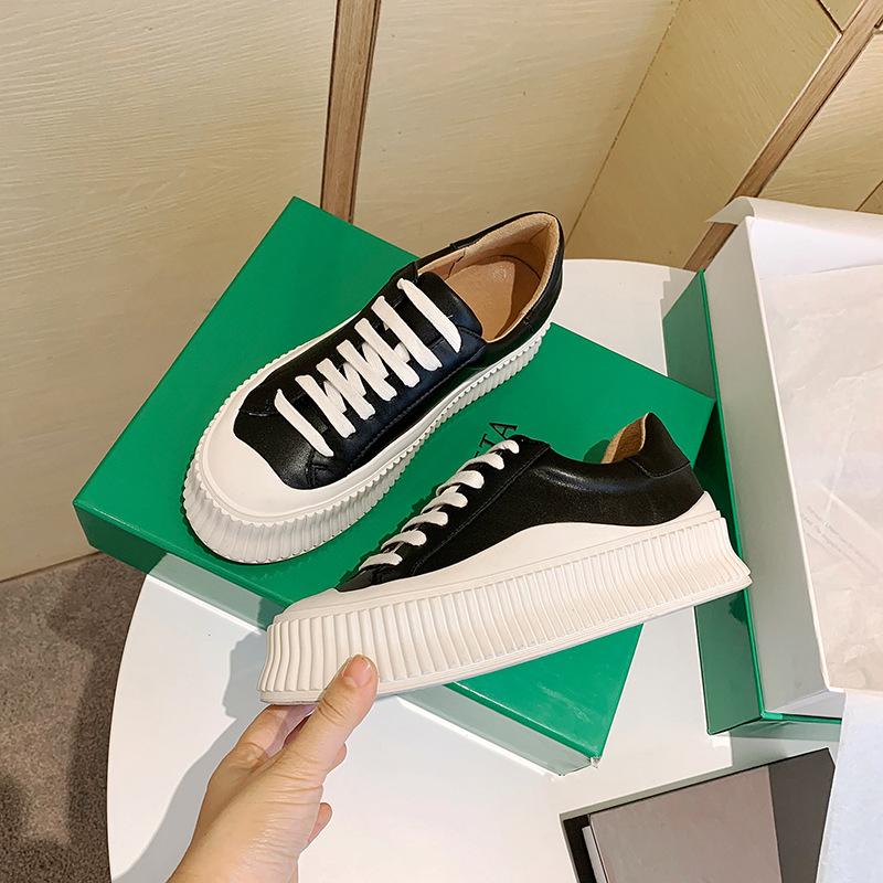 

Маленькие белые туфли женские 2025 новая весна и осень круглый носок платформа повседневная спортивная обувь на плоской подошве кожаные повседневные кеды обувь печенье 38