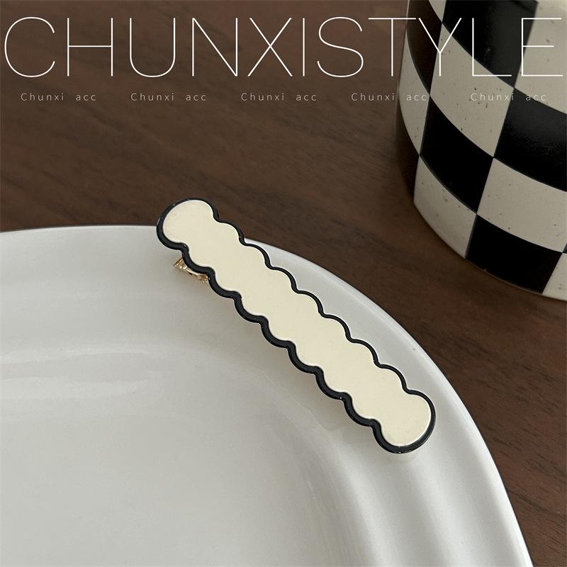 Корейская черно-белая клетчатая заколка-уточка для вьющихся челок