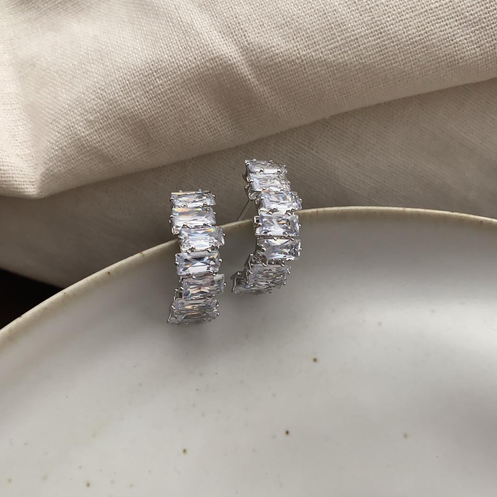 Super flash zircon earrings, high-end sense, exquisite light luxury, niche design, explosive earrings, Dongdaemun, Korea, versatile earrings.