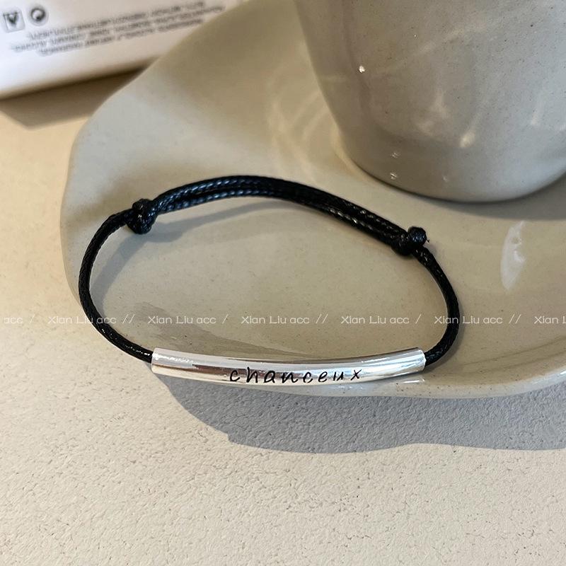 

Женский черный шнурковый браслет с металлической буквой - Нишевый дизайн 2023 года, Вдохновленный эмоциями, Простое плетение.