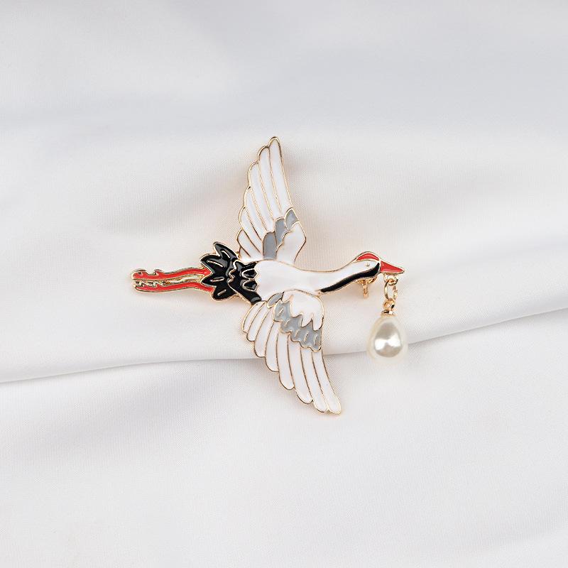 Crane & Pearl Metal Brooch: Retro Chinese-Japanese Style Pin for Cross-Border Fashion.