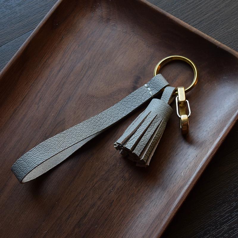 Originální francouzský kozí semišový ručně vyrobený střapec, přívěsek na klíče od auta, ozdoba dámské kabelky, zakázková dárková klíčenka.