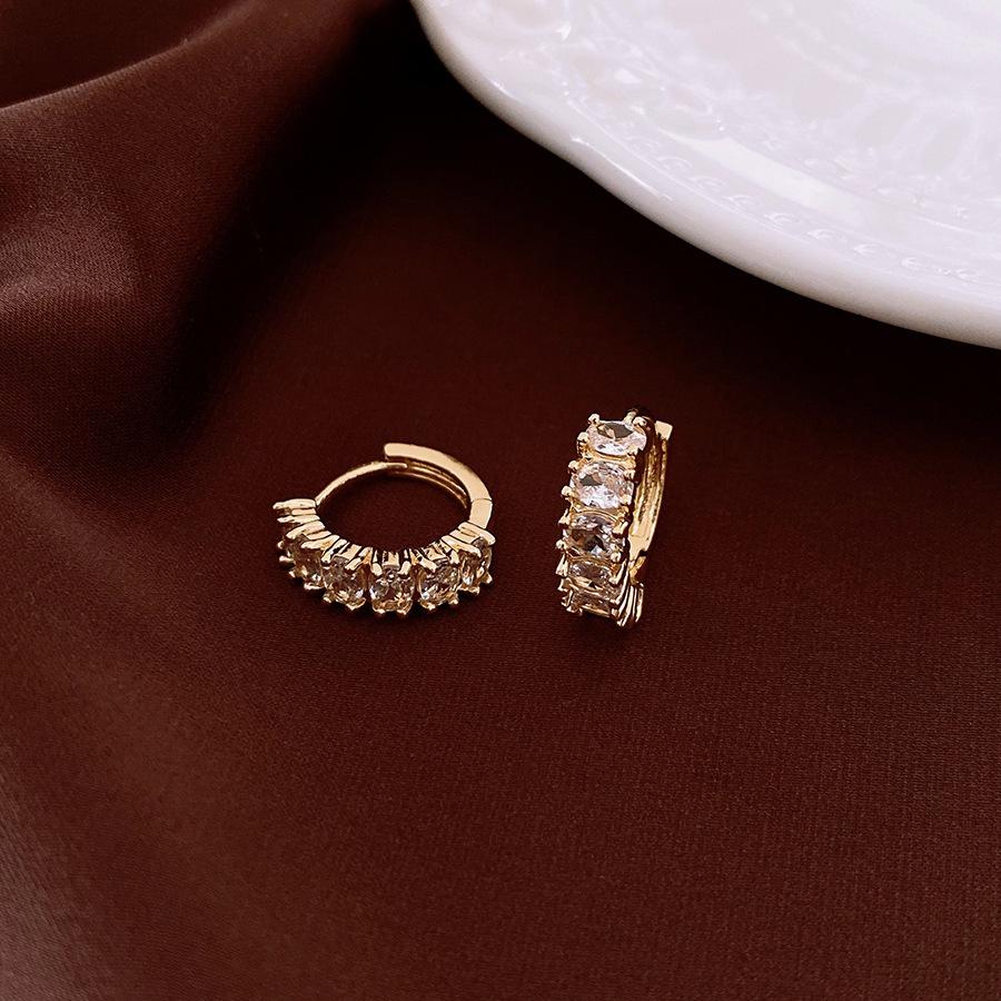 Vintage Pearl Round Earrings: Retro, Versatile High-End Studs with Fashionable Design and Elegant Temperament.