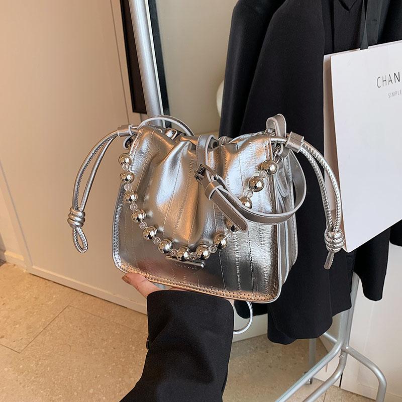 Ny Trendig och Moderiktig High end One Shoulder Crossbody, Liten och Populär Design, Skrynklig PU Utsökt