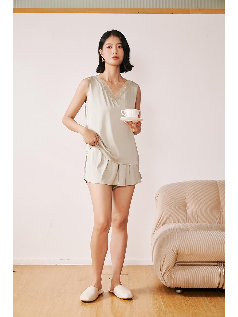 

Women s Lace V-Neck Satin Camisole: Versatile Loose-Fit Summer Top One Size