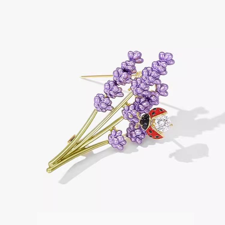 

Брошь в виде лавандовой божьей коровки, женская брошь высокого класса, дизайн булавки, ниша, роскошь, темперамент, блейзер, аксессуары
