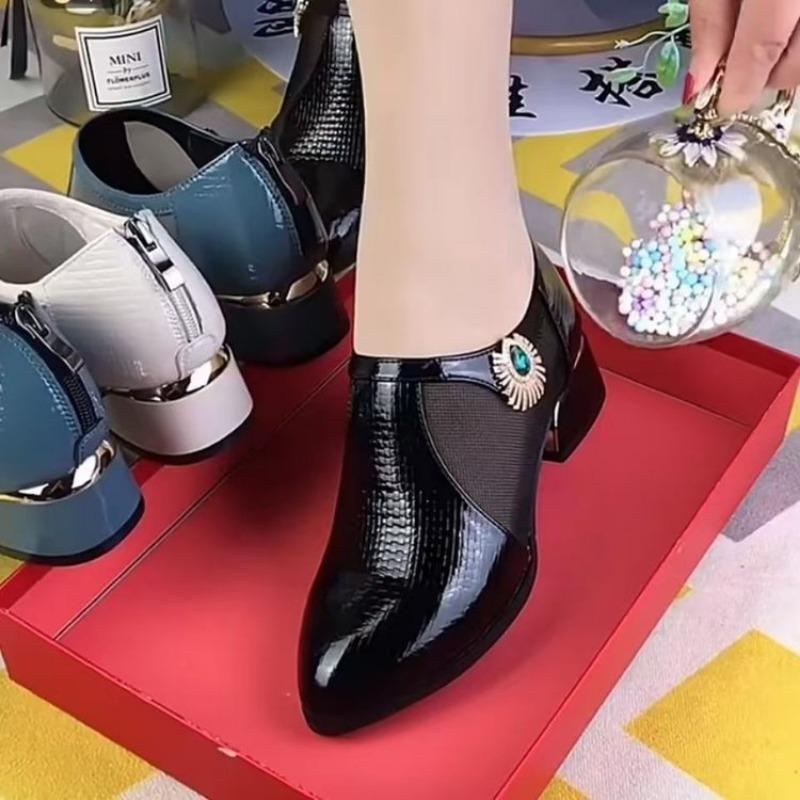 The New Style of Shoes Features A Hollowed-out Toe Cap with A Thick Heel A Women's Mid-heel Single Shoe