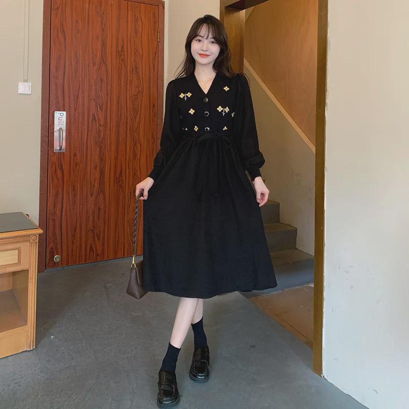 Large Size Retro French V-Neck Dress with Floral Embroidery and High-End Waist Design