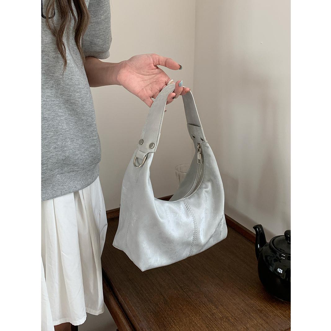 

Летняя текстурная сумка подмышкой для женщин, прочные универсальные сумки через плечо на одно плечо, новинка 2024 года, мягкие сумки Cloud, женский кошелек серебряный