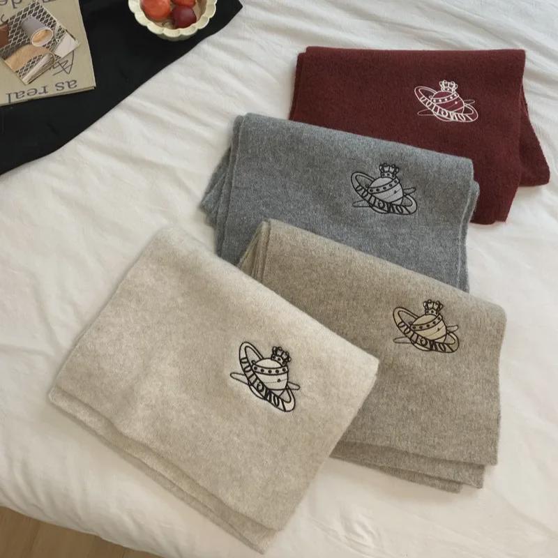 Wełniany szalik z haftem planetarnym - Ciepły szal damski