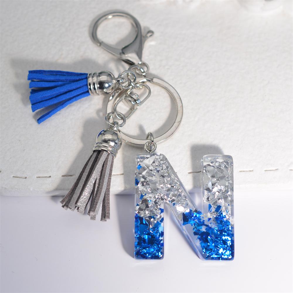 Креативные брелки из смолы с 26 буквами и кисточками — фото 20