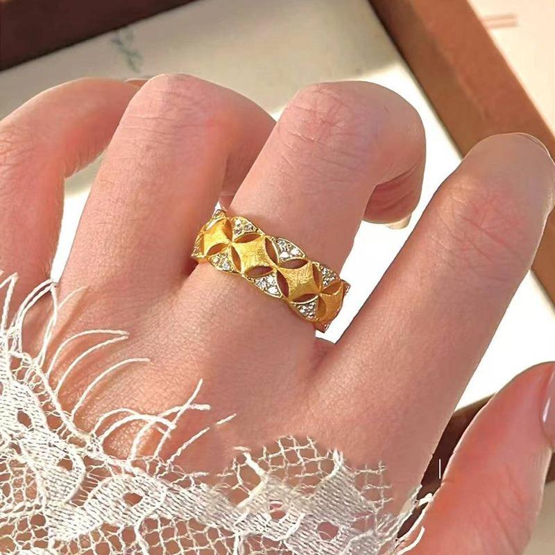 

high-quality light luxury brushed inlaid diamond charm rings for women New in rhombus hollow out Ring banquet gift resizable золотий