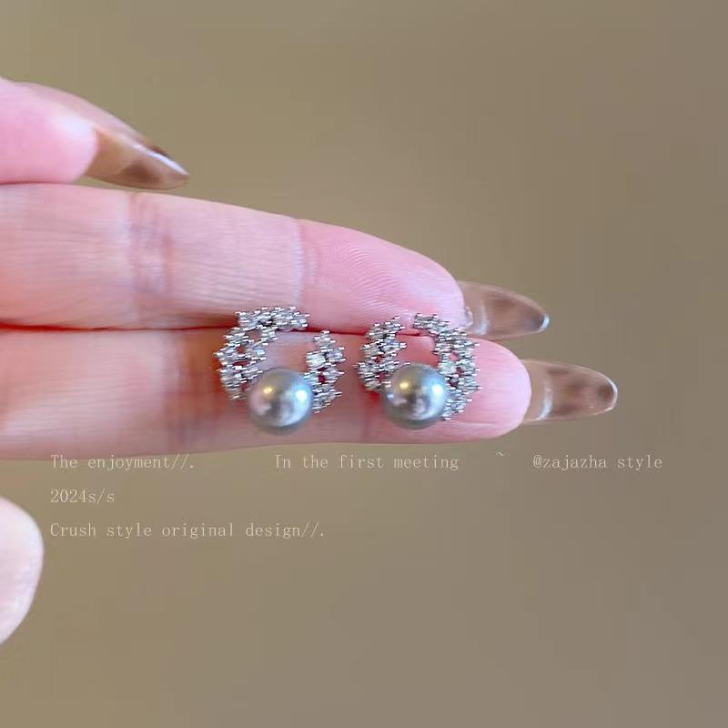 Elegant Imitation Pearl and Diamond-Studded Earrings for Women