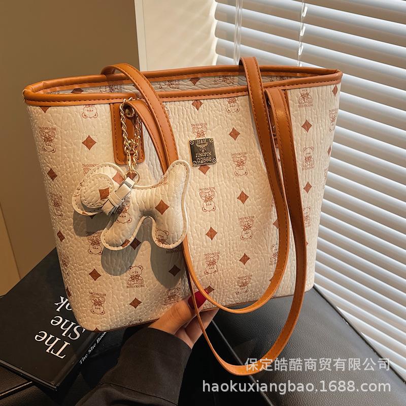 Tote bag women's large capacity 2025 new summer versatile shoulder bag casual fashion college student class commuter bag