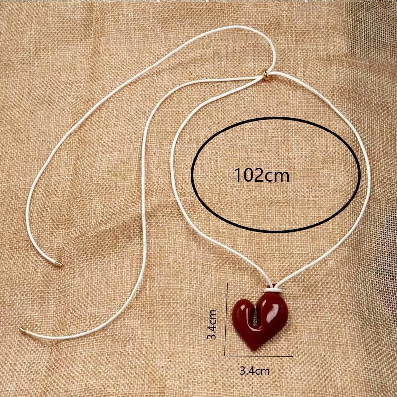 Niche design special-shaped love pendant, leather rope necklace, long adjustable sweater chain, sweet and cool accessories.