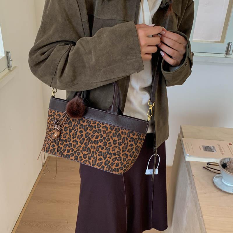 

Fashion retro matte small bag 2025 new commuter versatile women s handbag super fire messenger bag bucket bag цветной печати леопарда