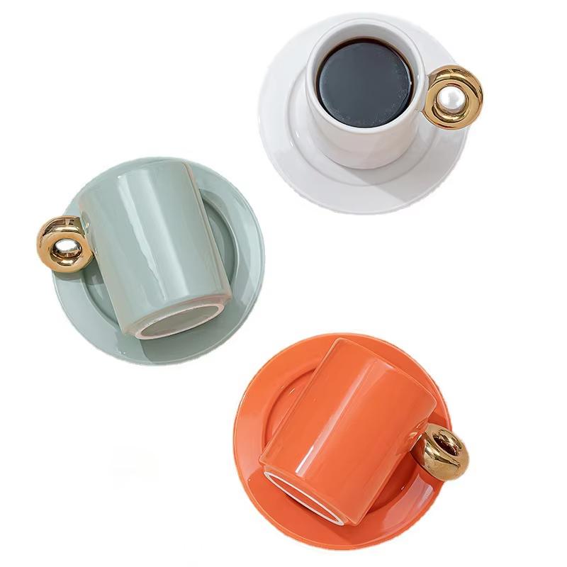 Europäisches Luxus Keramik Kaffee Tassen Set mit Goldenem Griff Kleiner runder Untertasse Paare Espresso Tassen Geschenk Kreative Luxus Tasse Untertasse