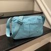 Borsa a tracolla sottile con tasche frontali e tracolla regolabile in nylon tinta unita