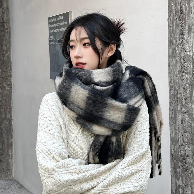 Fular de iarnă colorat cu ciucuri de blană pentru femei - În dungi, călduros și versatil