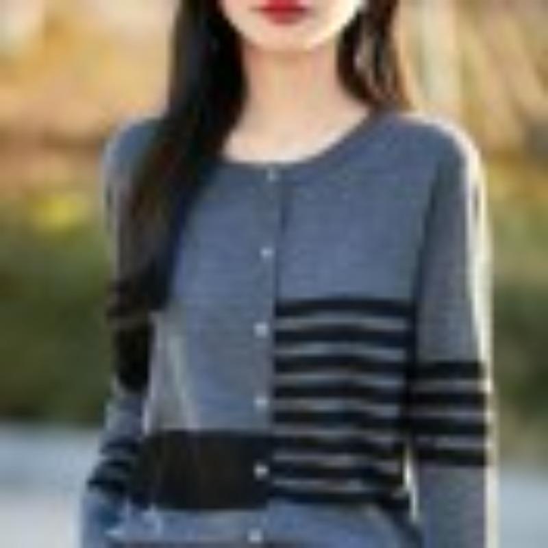 A New Style of Loose and Slimming Outerwear Sweater with Contrasting Color Striped Knitted Cardigan for Women