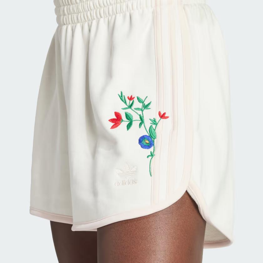 Adidas Pantaloni scurți sport casual originali cu model floral brodat, cu elastic, pentru femei, alb-nor IS3869