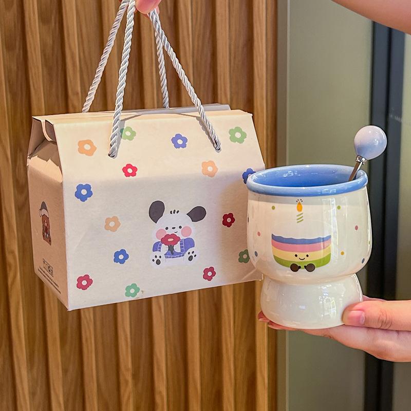 Birthday gift, girl holding a coffee cup, high-value ceramic latte cup, household drinking cup, and mug as a souvenir.