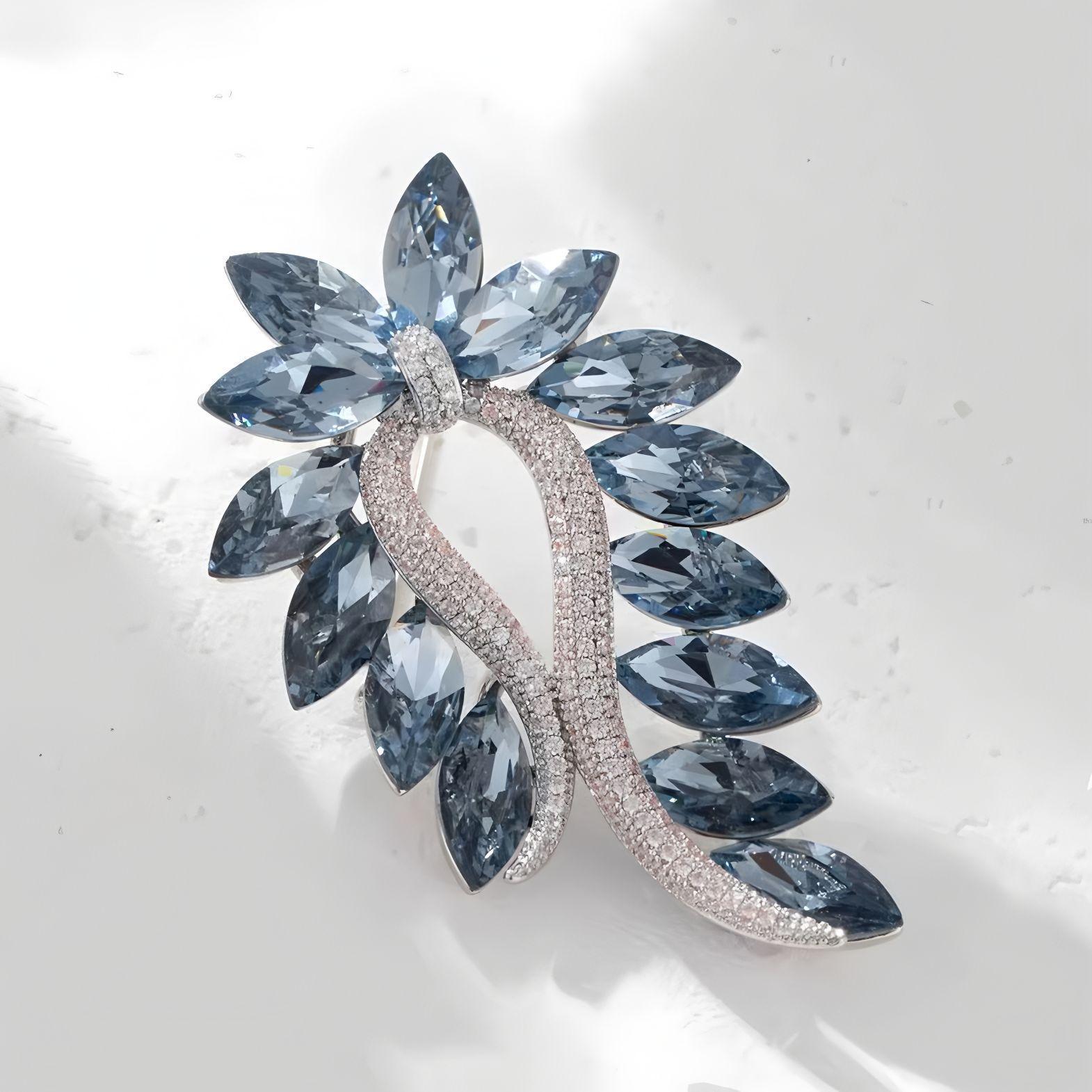 

European and American new exquisite crystal brooch femininity luxury coat accessories corsage deep sea blue fashion flash diamond pin сірий колір
