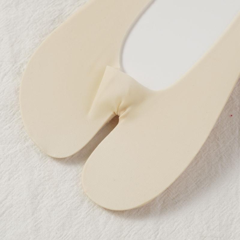 Women's Ice Silk Two Toe Invisible Socks Silicone Non-Slip Split Toe Boat Socks Thin Breathable Sweat Absorbing Summer No Show Socks