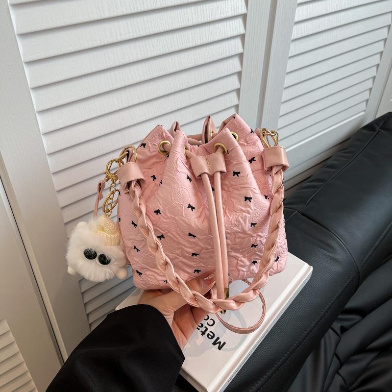 

Korean version of fashion vegetable basket bucket bag 2025 new versatile girl handbag high-end shoulder messenger bag single bag розовый