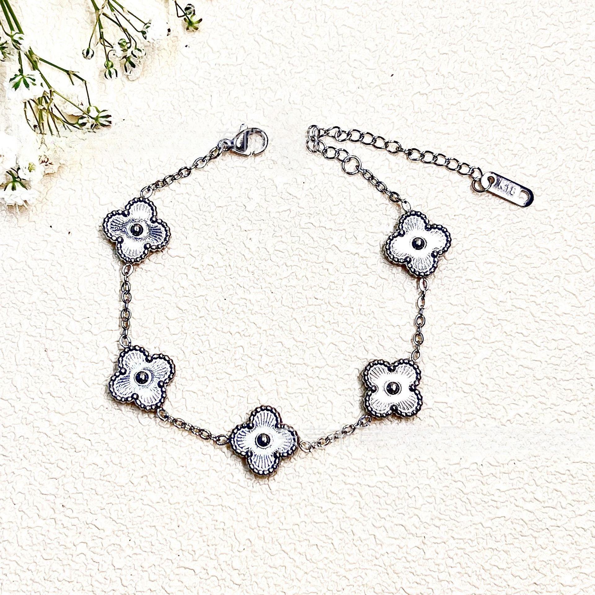 

Four-leaf Clover Bracelet High Quality 18k Double-sided Lucky Five-flower Bracelet Fashion New Light Luxury Bracelet