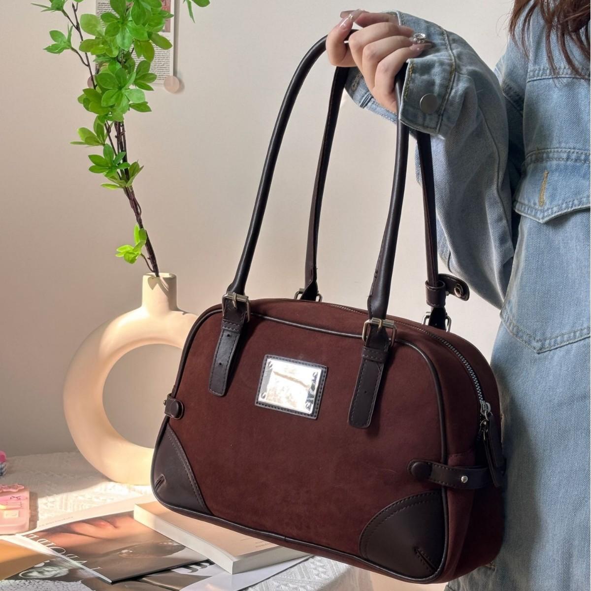 

American retro fashion hand-held bowling bag 2025 new autumn fashion shoulder bag niche high-end women s bag коричневый