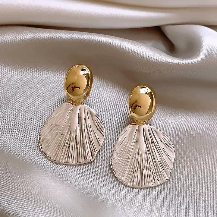 2025 Luxury Flower Shell Pearl Stud Earrings: Elegant Niche Design for Women