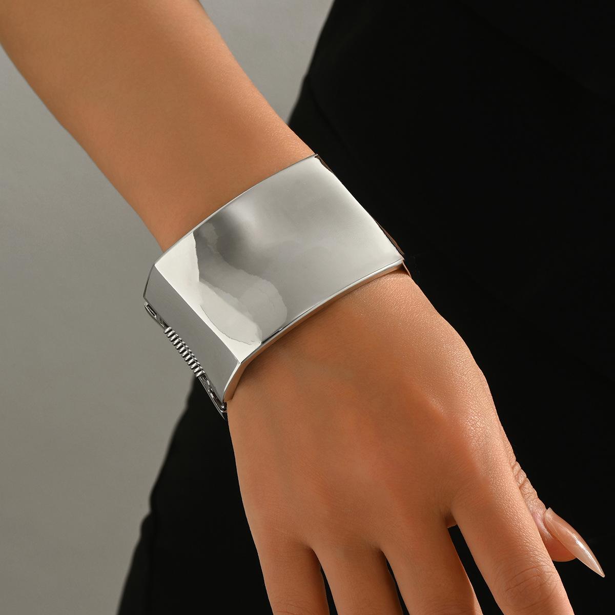 

Ювелирные изделия ins гладкий геометрический преувеличенный широкий браслет на лицо персонализированный металлический витой дизайн браслет универсальный