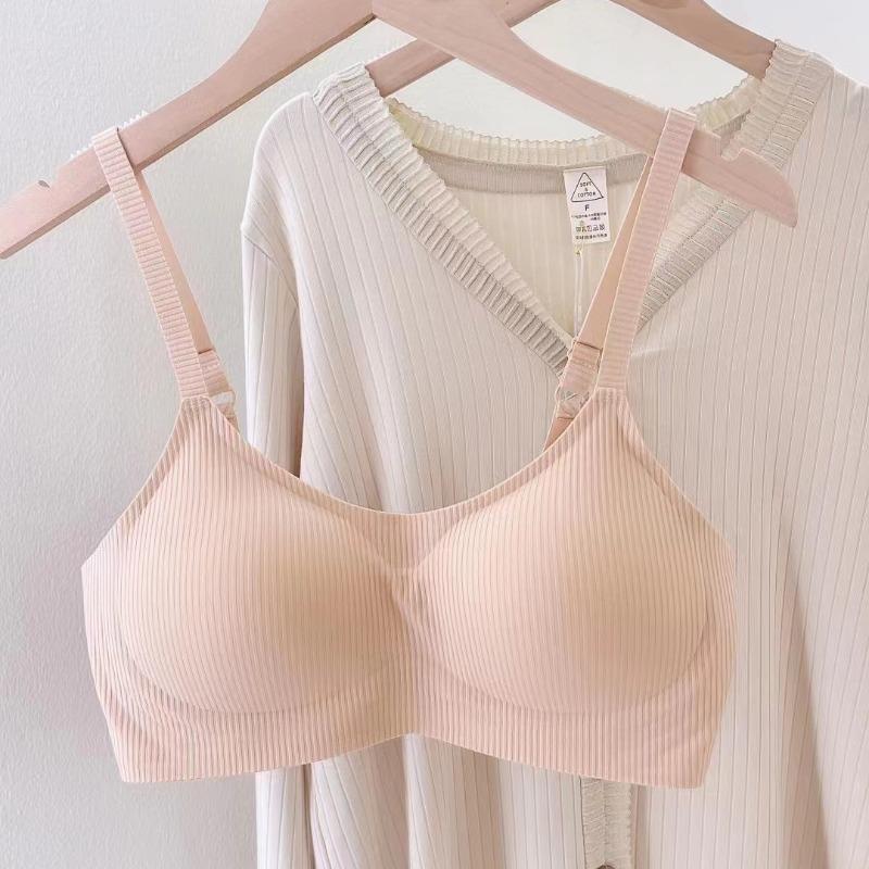 Traceless cotton girls' underwear is soft and cotton without steel ring, comfortable and light, with large breasts and small one-piece bra.