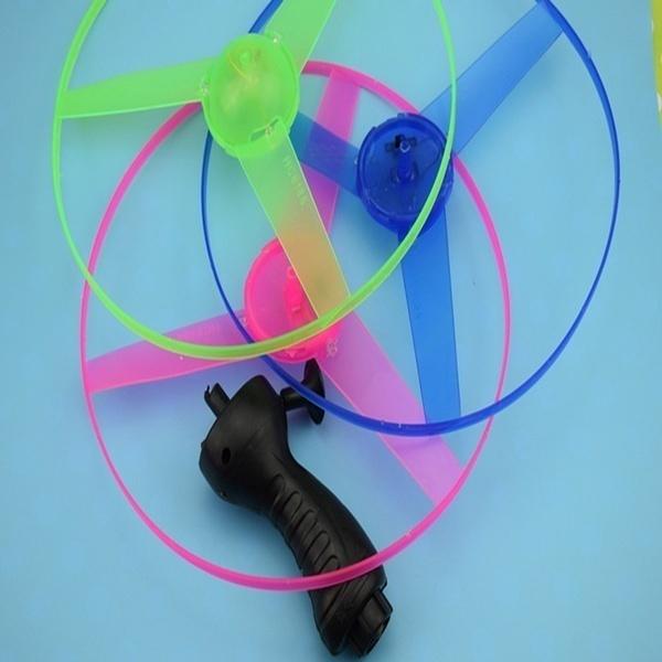 Αστείο Spinning Flyer Φωτεινό Flying UFO LED Light Handle Flash Flying Toys for Kids Outdoor Game