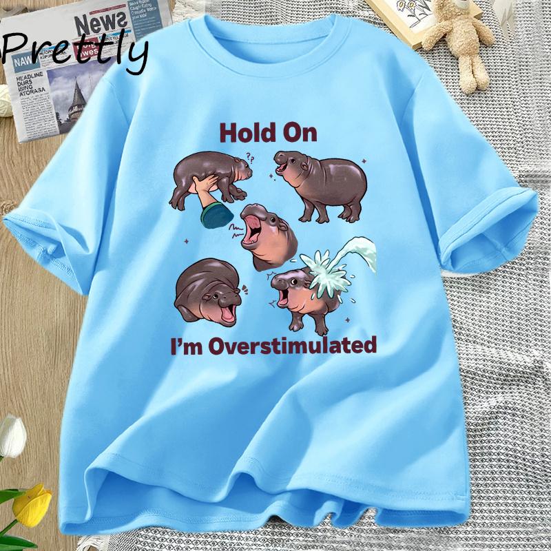 Moo Deng T Shirt Hold On Im Overstimulated TShirt Hippo Cute Moo Deng Tee Shirt Harajuku Cotton Short Sleeve Womens Clothes