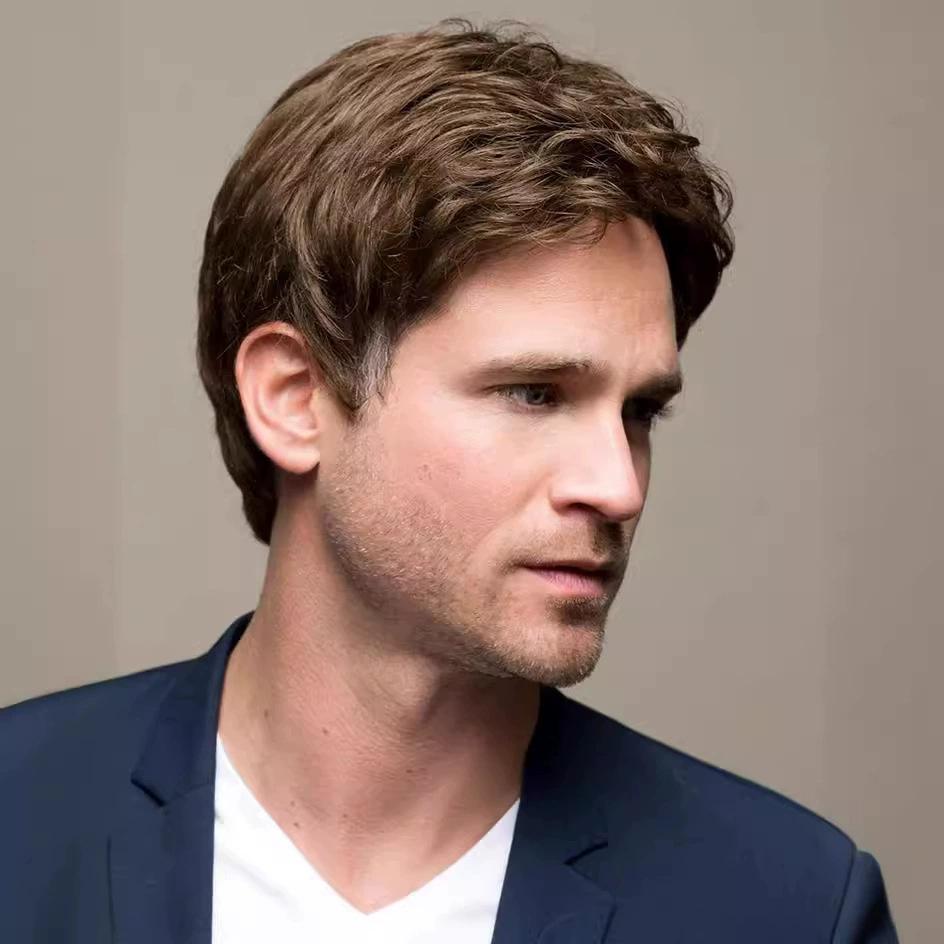 

Мужской короткий коричневый парик натурального вида, пушистый, с боковой челкой, в европейском и американском стиле коричневый