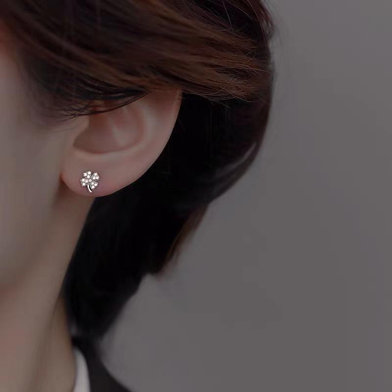 Four-Leaf Clover Diamond Stud Earrings for Women, New Summer Niche Design, Influencer-Approved for Douyin and Kuaishou.