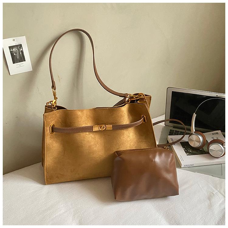 

Autumn and winter retro niche portable commuter bag women s 2025 new simple large-capacity tote bag shoulder messenger bag