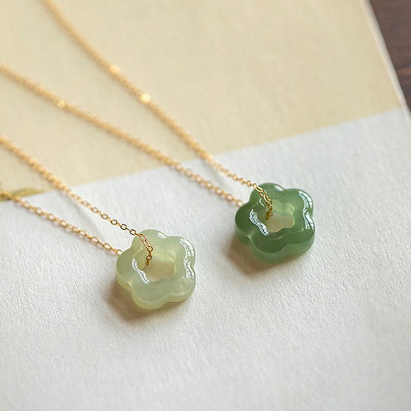 Hetian Jade Plum Blossom Pendant Necklace Natural Vintage Dainty Choker Luxury Clavicle Chain Fashion Temperament