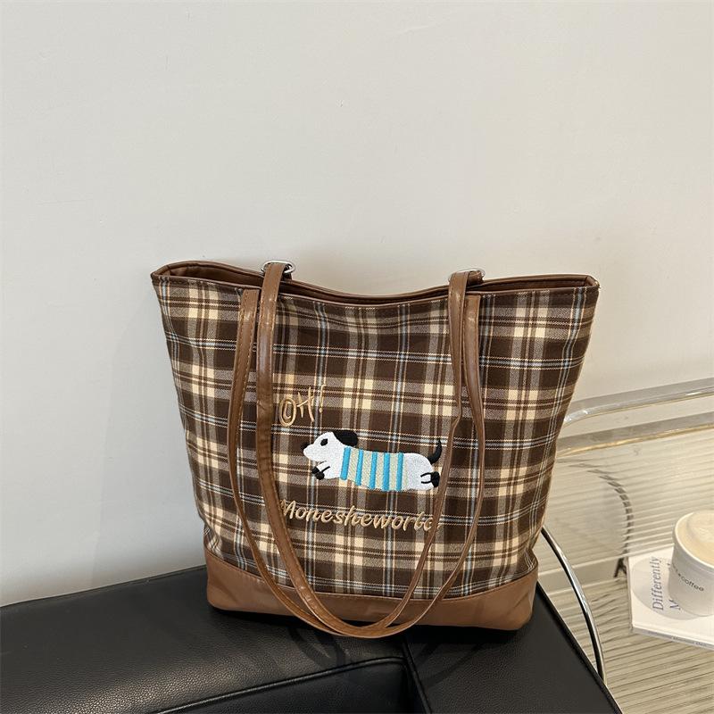 

Foreign style shoulder bag simple niche design fashionable large-capacity bag female beauty 2024 new commuter tote bag зелений