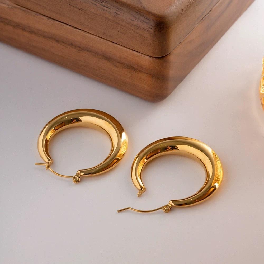 Big Earrings, Exaggerated Design Sense, Simple and Long-term Non-fading, High-end Temperament Ear Buckle